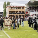 Le 28 avril 2024, le service de sécurité du stade de la Schützenwiese, à Winterthour (ZH), est intervenu face aux fans de Servette qui envahissaient le terrain à la fin du match de coupe suisse. Parmi eux, le prévenu est allé lancer un "pyro" en feu dans les gradins des fans locaux (archives). KEYSTONE/CHRISTIAN MERZ